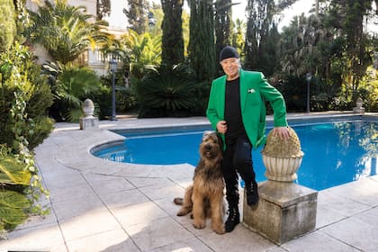 En la pileta de su casa, regalo de Amalia Lacroze de Fortabat