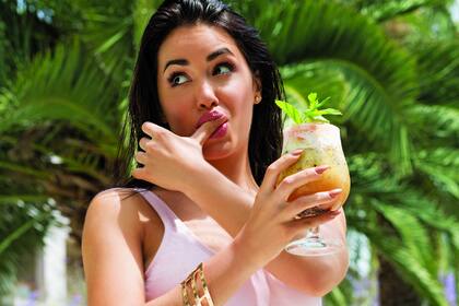 En la pileta del Sofitel La Reserva Cardales, estrena sus curvas: para protagonizar la película de Gonzalo Tobal –que aún no dieron a conocer el nombre– tuvo que adelgazar cinco kilos. Además, se animó a una melena corta y desmechada.