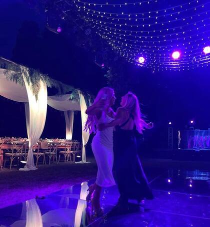 En la pista, Carolina bailó también con sus amigas