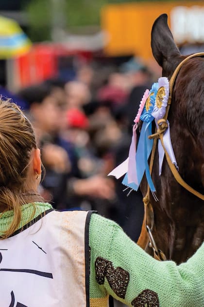 En la pista de La Rural, con Colibrí Kick, una yegua que resultó campeona en la categoría dos años intermedio.