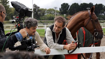 En la pista de Palermo, Emilio Bardi, el entrenador, y Alejandro Awada, el peón de Realeza, el caballo que es eje de la miniserie