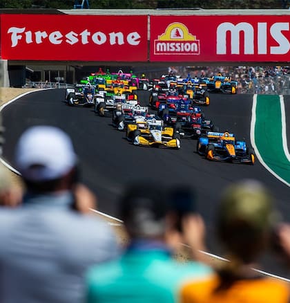 En la pista. Firestone es proveedor oficial de la IndyCar Series, un laboratorio de alta exigencia donde la marca pone a prueba su ingeniería y su vínculo histórico con la velocidad.