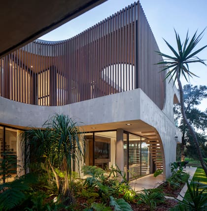 En la planta alta, los espacios exteriores se integran de forma fluida, permitiendo circular sin necesidad de ingresar al interior de la casa