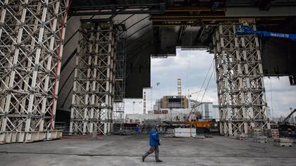 En la planta avanza la construcción del sarcófago sobre el reactor 4