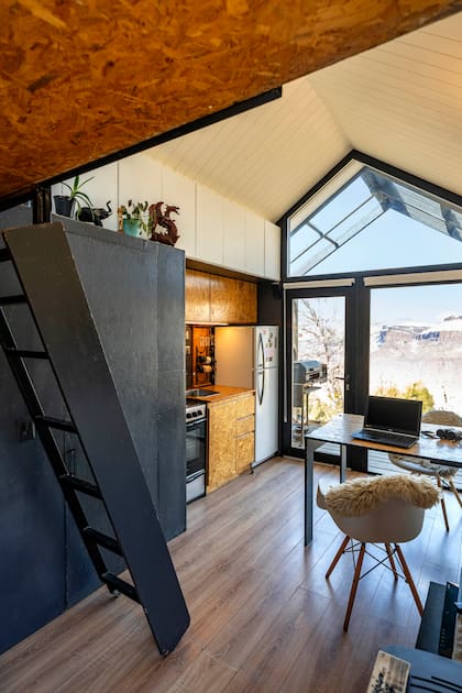 En la planta baja, están la cocina, el living y el baño. El interior está revestido con placas de MDF ranuradas combinadas con detalles en placas de OSB