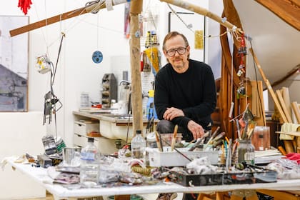 En la planta baja, las mesas del taller comenzaron a crecer con objetos y así los Diarios dieron paso a la construcción de situaciones tridimensionales