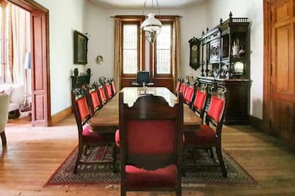 En la planta baja se encuentran intactos el living, el comedor y un escritorio