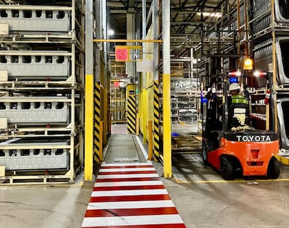 En la planta las reglas de tránsito están invertidas: los vehículos tienen prioridad, para poder eficientizar el proceso de producción