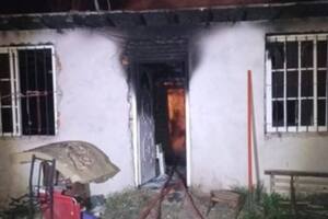 Dos chicos murieron al incendiarse la casa familiar, se salvaron su hermana de 4 años y sus padres