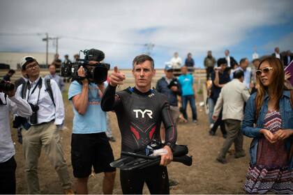 En la playa, antes de sumergirse en el Pacífico