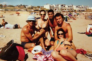 En la playa Bikini, kunto a su gran amigo Javier Lúquez (con sombrero piluso), el rey de las relaciones públicas en los 90, y un jovencísimo Wally Diamante (en la foto, abraza a Julia Tonconogy), que trabajaban con Lúquez. 