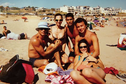 En la playa Bikini, kunto a su gran amigo Javier Lúquez (con sombrero piluso), el rey de las relaciones públicas en los 90, y un jovencísimo Wally Diamante (en la foto, abraza a Julia Tonconogy), que trabajaban con Lúquez.