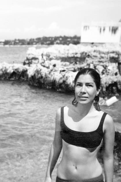 En la playa de Antibes, agosto de 1963. Foto de François Delaporte.