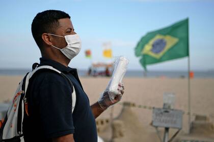 En la playa de Copacabana, venta de barbijos
