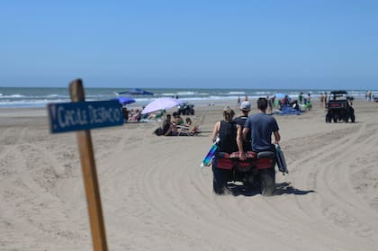 En la playa de Costa del Este se pide circular con precaución pero los cuatriciclos interrumpen el ambiente familiar del mar.