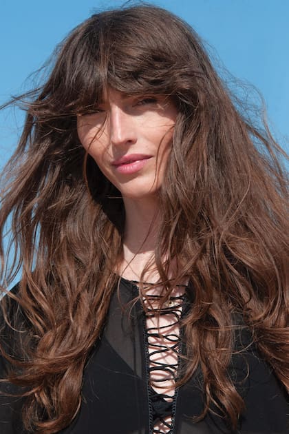 En la playa de José Ignacio, con un kaftan de seda negro de Saint Laurent,