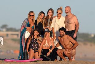 En la playa de Punta junto a su papá Claudio, su mamá Cecilia (de anteojos blancos), Nicole y sus hijas Allegra y Sienna, y Vicky Pascual –íntima de la modelo– y su hija Sofía.