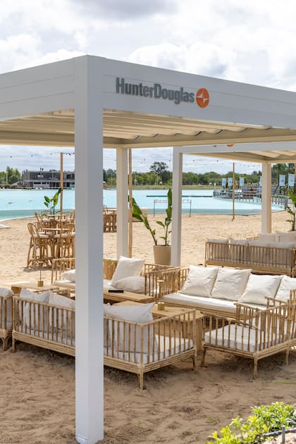 En la Playa de Remeros Beach, la línea Outdoor con sus pérgolas para disfrutar de los espacios exteriores todo el año.