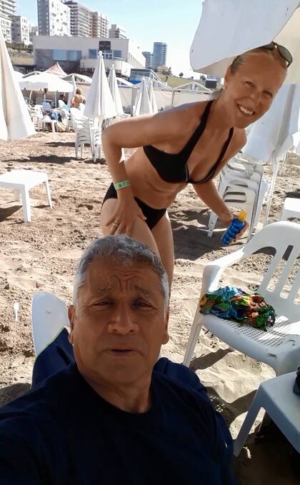 En la playa juntos, 40 años después.