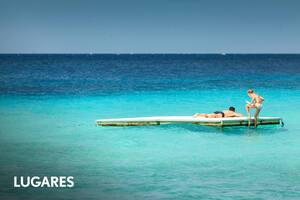 En la playa Kenepa, flotador para tomar sol a 30 metros de la orilla.