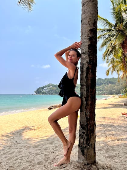 En la playa, luciendo uno de los modelos de su marca de trajes de baño