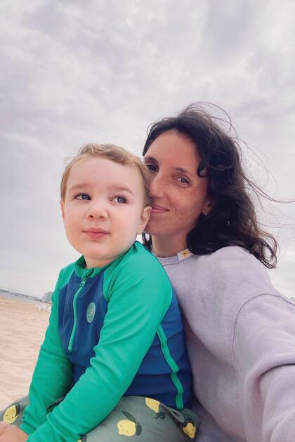 En la playa, lució trajes de baño y remeras surfers con divertidas estampas.