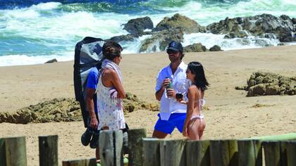 En plan íntimo, pasaron sus días esteños en Punta Piedras, donde Santiago alquiló una casa con un grupo de amigos, todos ajenos al mundo del espectáculo. Salieron poco a los lugares de moda y pasaron mucho tiempo en la playa.