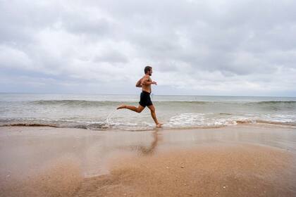 En la playa, un guardavida de José Ignacio aprovechó el día gris para entrenar en la arena