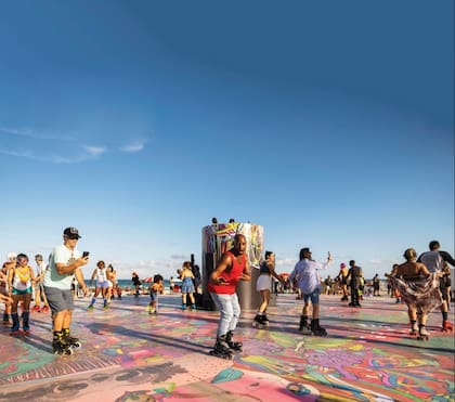 En la plaza aledaña al hotel, el colectivo Assume Vivid Astro Focus presentará en octubre una instalación participativa gratuita