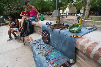 En la plaza, artesanías de todo tipo