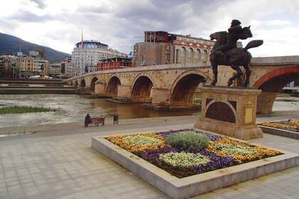 En la Plaza Central de Skopje está "el guerrero", un gigantesco conquistador subido a su caballo y mirando hacia el horizonte. 