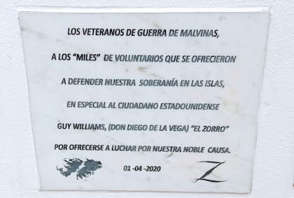 En la plaza Colón de San Andrés de Giles hay un monumento a los caídos en la guerra de Malvinas. Entre las decenas de placas que hay, destaca una curiosa dedicatoria al actor estadounidense.