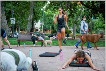 En la Plaza de Barrancas de Belgrano convergen clases de gimnasia, cumpleaños y gente paseando perros