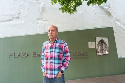 En la Plaza de la Memoria Jorge Cohen recuerda con aprecio a León Wasserman: "Él salvó el predio e hizo que se convirtiera en una plaza. Lo adquirió y luego lo donó a la ciudad de Buenos Aires", dice
