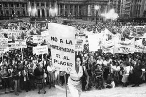 En la Plaza de los dos Congresos, el 8 de marzo de 1984, una manifestación feminista con María Elena Oddone entre las referentes