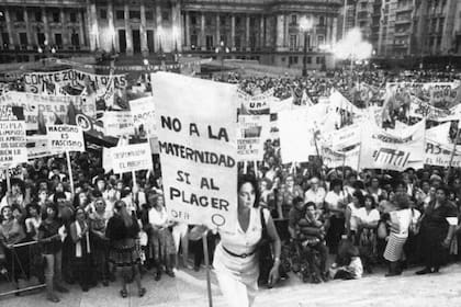 En la Plaza de los dos Congresos, el 8 de marzo de 1984, una manifestación feminista con María Elena Oddone entre las referentes