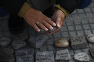 Silencio, indignación y miles de nombres frente a la Casa Rosada