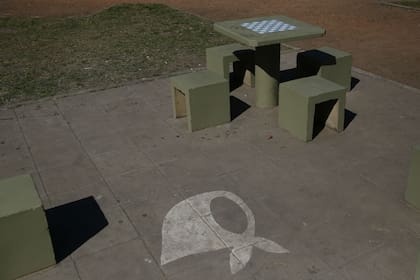 En la plaza hay pañuelos blancos pintados