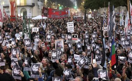 En la plaza hubo abucheos cada vez que se nombraba a funcionarios nacionales
