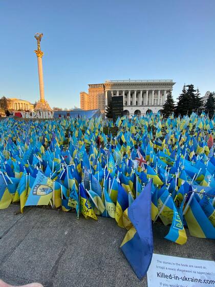 En la Plaza Maidán, de Kiev, banderas ucranianas con los nombres de algunos fallecidos (Crédito Elisabetta Piqué)