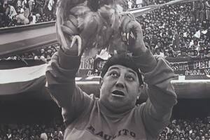 En la popular de Boca Juniors, con una gallina en sus manos