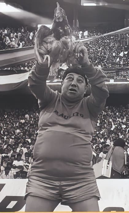 En la popular de Boca Juniors, con una gallina en sus manos