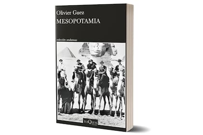 En la portada de "Mesopotamia", de Olivier Guez, se ve a Gertrude Bell con Winston Churchill y T. E. Lawrence ante la Esfinge de Giza