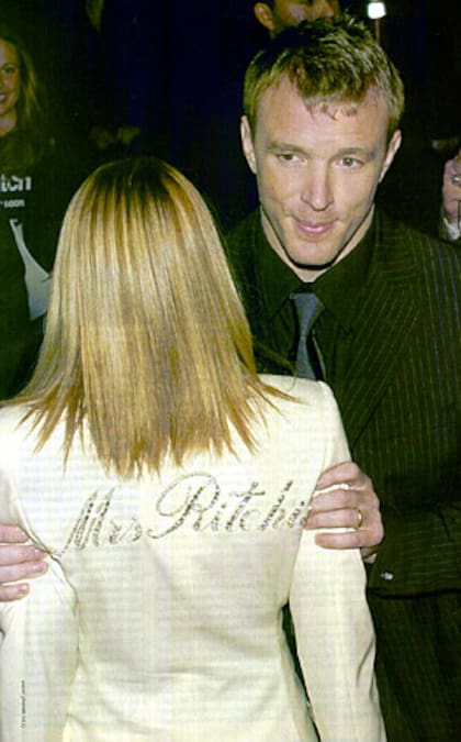 En la premiere de la película Snatch, Ritchie le mostraba al mundo la inscripción en la espalda de quien era su mujer, Madonna: Señora Ritchie