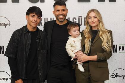 En la presentación de Kun por Agüero, la docie sobre la vida del jugador, Sofía y Sergio asistieron con Olivia y Benjamín.