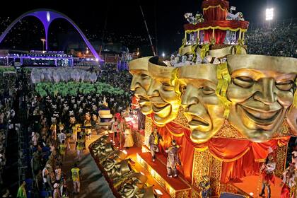 En la presentación de la escuela de samba Unidos da Tijuca se vieron enormes máscaras