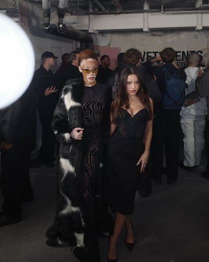En la presentación del diseñador Guram Gvasalia, la cantante argentina posó junto a la top model canadiense Winnie Harlow. Foto: Instagram / @emiliamernes