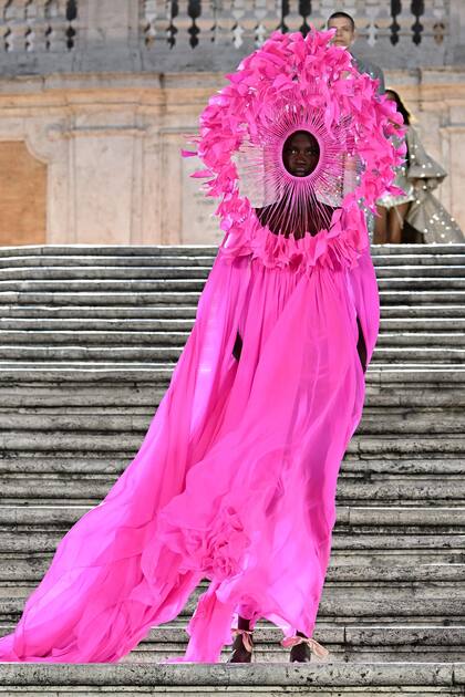 En la presentación del último desfile de Valentino Haute Couture Fall/Winter 2022-23 en la Piazza di Spagna en Roma se utilizó el color rosa para alterar su significado cultural, su asociación con la feminidad, con la niñez y lo ingenuo