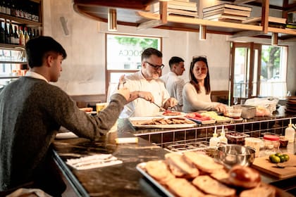 En la previa a la apertura del servicio, probando nuevos platos