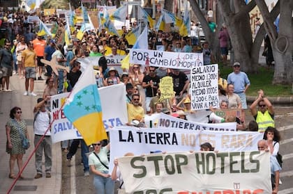En la previa al verano boreal, masivas manifestaciones en Canarias por el turismo en las islas